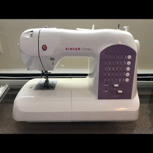Singer Curvy 8763 Sewing Machine and Accessories